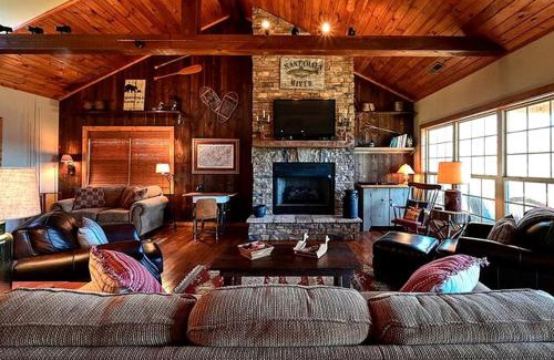 Topton House | Lake Cabin Fully Equipped Ideal for Big Families in Topton, North Carolina