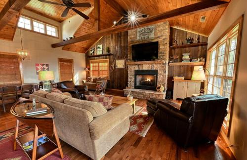 Topton House | Lake Cabin Fully Equipped Ideal for Big Families in Topton, North Carolina