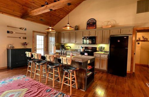 Topton House | Lake Cabin Fully Equipped Ideal for Big Families in Topton, North Carolina