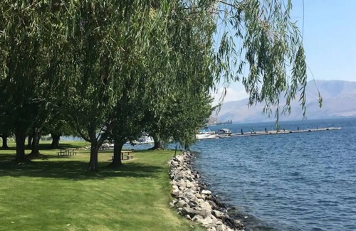Manson Condo | Lake Chelan/Manson Vineyard Cottage Views