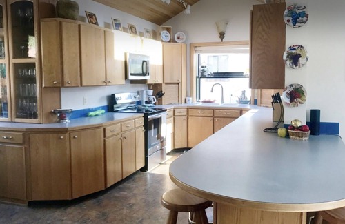 Chelan Falls House | Lake Chelan: Private Pool, Hot Tub, Stunning Views, 7 Mins to Chelan Sleeps 6