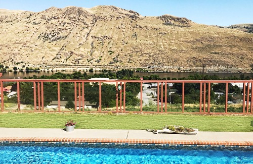 Chelan Falls House | Lake Chelan: Private Pool, Hot Tub, Stunning Views, 7 Mins to Chelan Sleeps 6