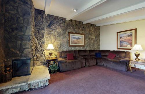 Dillon Apartment | Lake Cliffe 302