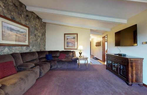 Dillon Apartment | Lake Cliffe 302