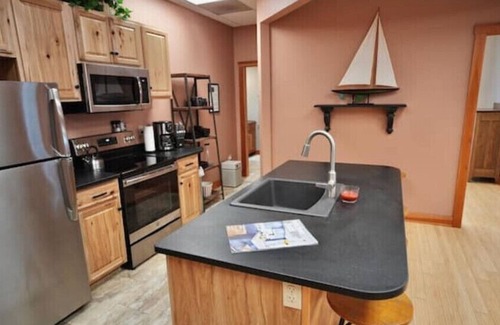 Glendale Condo | Lake Condo 2 Bedroom