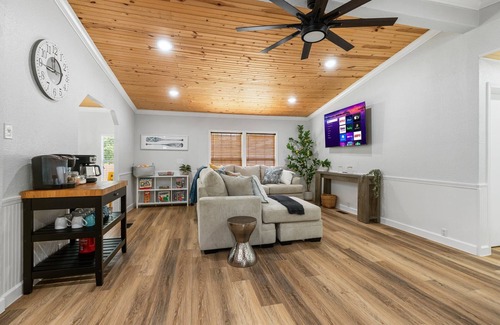 Willis House | Lake Conroe Oasis w/dock, covered patio, kayaks, ping-pong, games, & more!