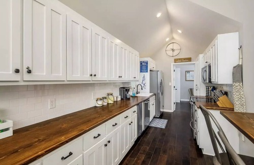 Gainesville Cottage | Lake Cottage + Party Dock + Fire Pit + Game Room + Loft