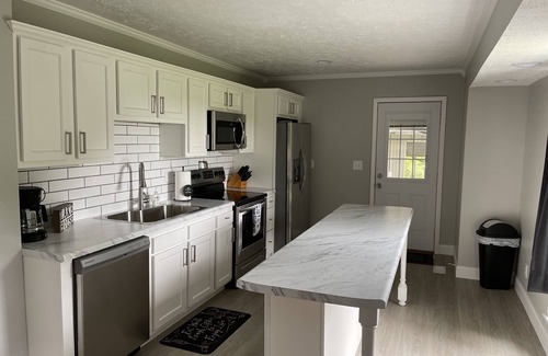 Jamestown House | Lake Cumberland, minutes from Jamestown dock!