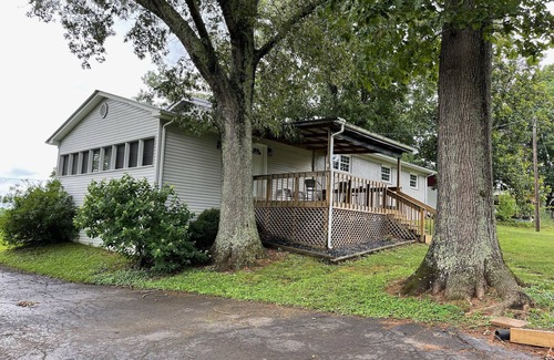 Jamestown House | Lake Cumberland, minutes from Jamestown dock!