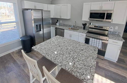 Jamestown Cottage | Lake Cumberland Retreat with Hot tub, just above Jamestown Marina