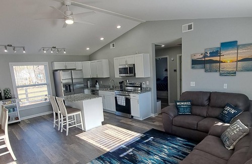 Jamestown Cottage | Lake Cumberland Retreat with Hot tub, just above Jamestown Marina