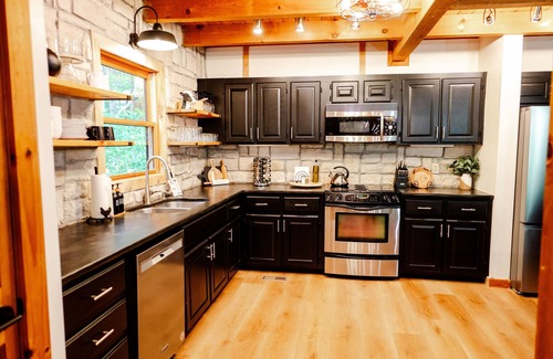 Walnut Mountain House | Lake Dakwa Lodge, Lake Dakwa Lodge Lakeside Retreat