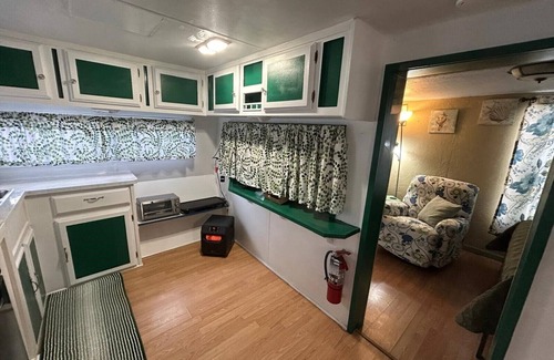 Dandridge RV Rental | Lake Daze Cozy Camper in Dandridge TN on Lake Douglas. Close to Attractions!