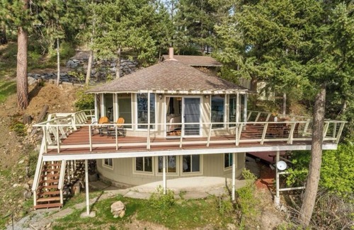 Coeur d'Alene House | Lake Daze . Unique Round Lakehouse - stunning sunsets and beautiful lake views