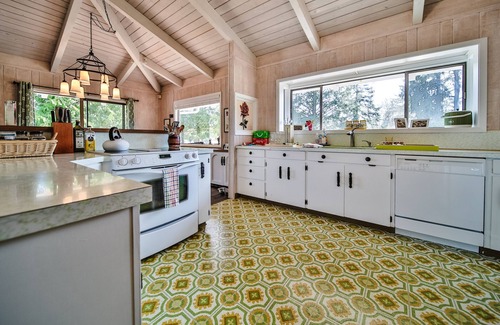Long Beach House | Lake Diva | Private Estate on a Quiet Lake Just Two Blocks From the Beach