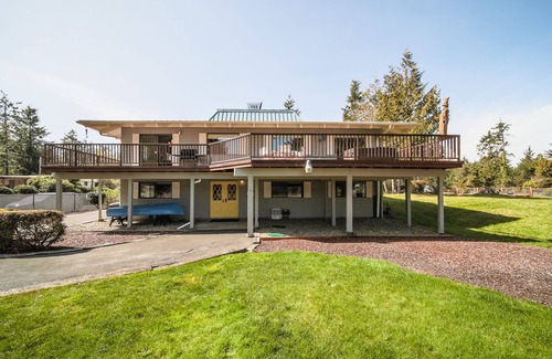Long Beach House | Lake Diva | Private Estate on a Quiet Lake Just Two Blocks From the Beach