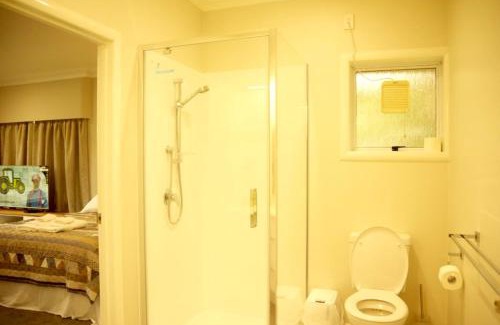 Frankton House | Lake Domain Boarding Holiday House