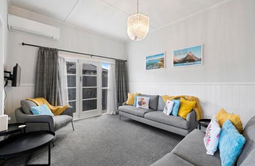 Lowburn House | Lake Dunstan Cottage - Cromwell Holiday Home