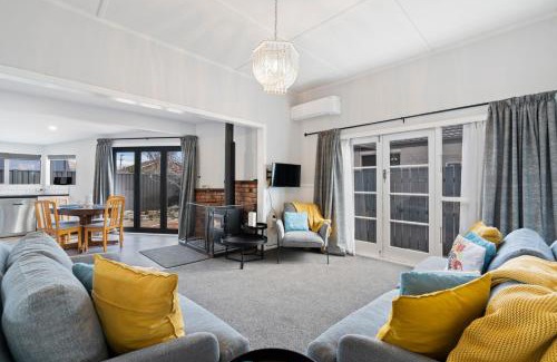 Lowburn House | Lake Dunstan Cottage - Cromwell Holiday Home