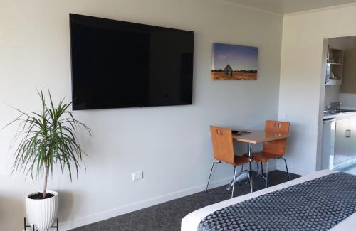 Lowburn Hotel | Lake Dunstan Motel