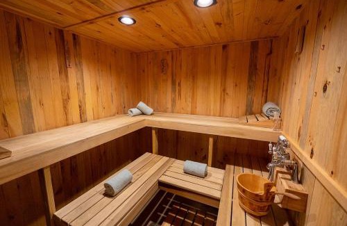 Holland House | Lake Effect Lodge 3 Minutes From Laketown Beach!