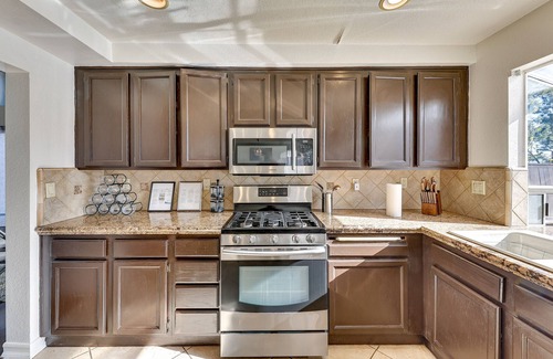 Lake Elsinore House | Lake Elsinore Home w/Pool - 44 Mi to Disneyland!