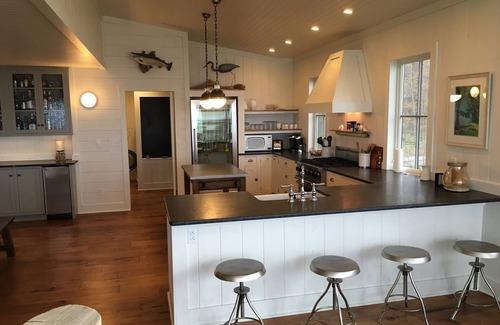 North East Cottage | Lake Erie Lakefront Custom Built Cottage ~ Amazing Sunsets ~ Private!