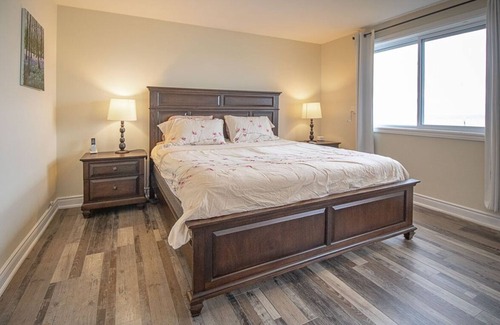 Dunnville Cottage | Lake Erie Waves - Great Views of Lake Erie, Beach just 5 minutes away!