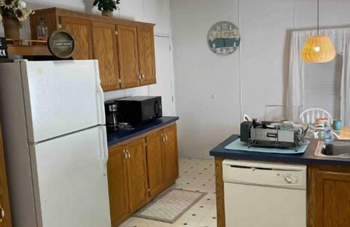 Coldwater House | Lake Escape Cottage (waterfront, jacuzzi, parking)