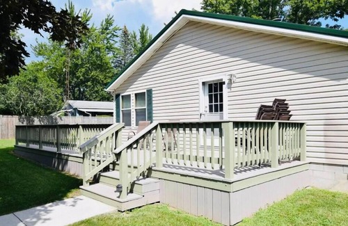 Coldwater House | Lake Escape Cottage (waterfront, jacuzzi, parking)