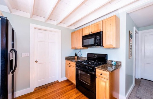 Union Pier House | Lake Escape - Cozy Cottage - Private Hot Tub - 1.5 blocks to Berrien St Beach 😎
