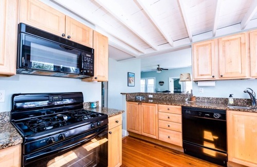 Union Pier House | Lake Escape - Cozy Cottage - Private Hot Tub - 1.5 blocks to Berrien St Beach 😎