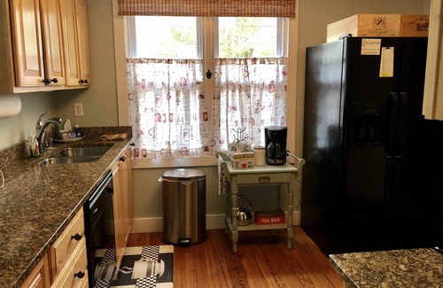 Union Pier House | Lake Escape - Cozy Cottage - Private Hot Tub - 1.5 blocks to Berrien St Beach 😎