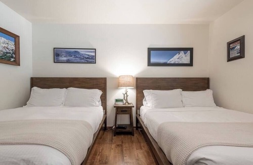 Tahoe Woods Resort | Lake Escape-Minutes to Lake & Ski Areas
