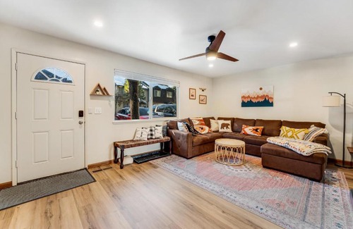 Lake Forest Apartment | Lake Forest Drive Retreat