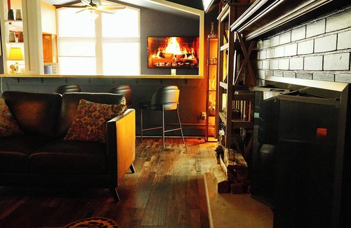 South Bend House | Lake Front, 5 minutes to ND, Mid Century Modern, vinyl lovers dream