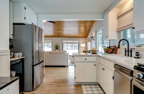 Hayward Cabin | Lake Front, Arcade, Kayaks, Fire pit-NEWLY REMODELED Callahan's Shore Thing