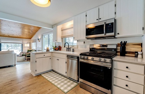 Hayward Cabin | Lake Front, Arcade, Kayaks, Fire pit-NEWLY REMODELED Callahan's Shore Thing
