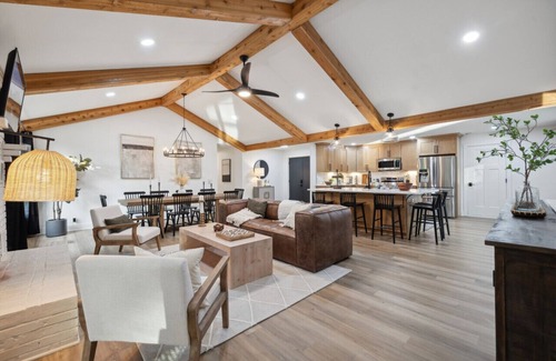 Gallatin House | Lake Front Beauty North of Nashville