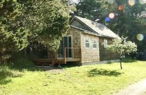 Port Orford House | Lake front Cabin Short walk to beach. Private Little House at Paradise Point