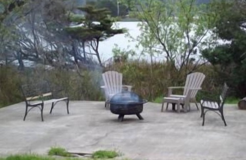 Port Orford House | Lake front Cabin Short walk to beach. Private Little House at Paradise Point