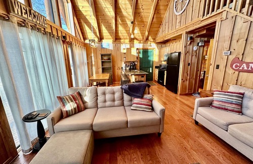 Six Mile Ski Chalet | Lake Front Chalet 9.4 miles to Clemson University