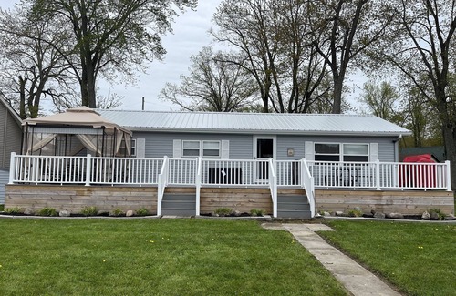 Coldwater Cottage | Lake front cottage, 160' lake frontage on East Long Lake