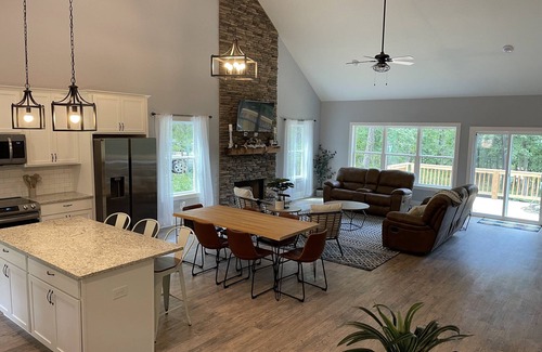 Reed Creek House | Lake Front Cottage with New Dock & Kid’s Kayaks