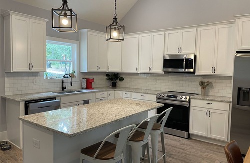 Reed Creek House | Lake Front Cottage with New Dock & Kid’s Kayaks