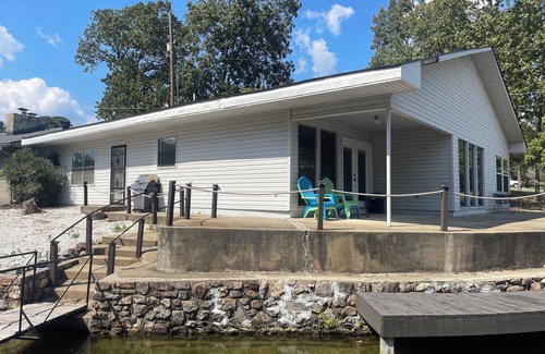 Tanglewood Estates House | Lake Front Cozy Home in Quiet Cove with 2 Boat Slips