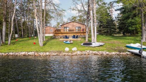 Gaylord House | Lake Front ~ Firepit ~ Kayaks ~ SUPs ~ Yard Games