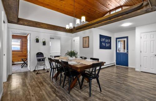 Gaylord House | Lake Front ~ Firepit ~ Kayaks ~ SUPs ~ Yard Games