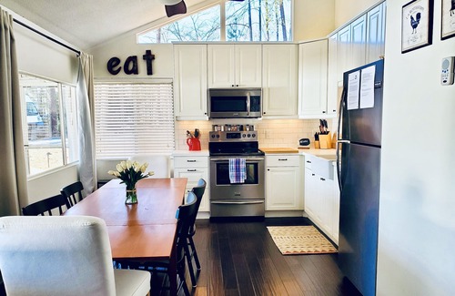 Mayhew House | Lake Front Getaway, Family Friendly.