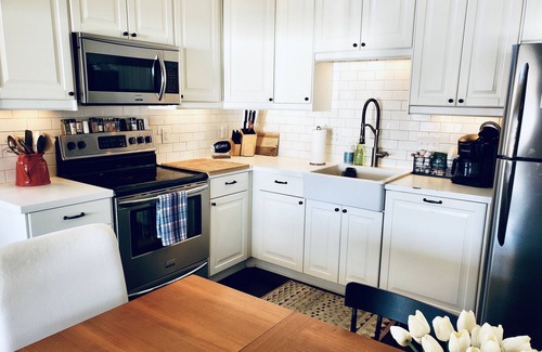 Mayhew House | Lake Front Getaway, Family Friendly.